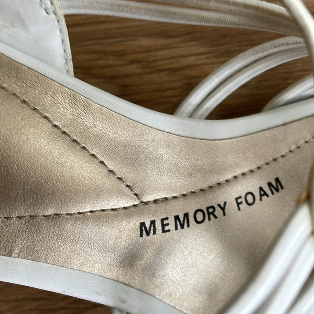IMPO “ERIN” STRETCH MEMORY FOAM STRAPPY HEELS Size 9 White